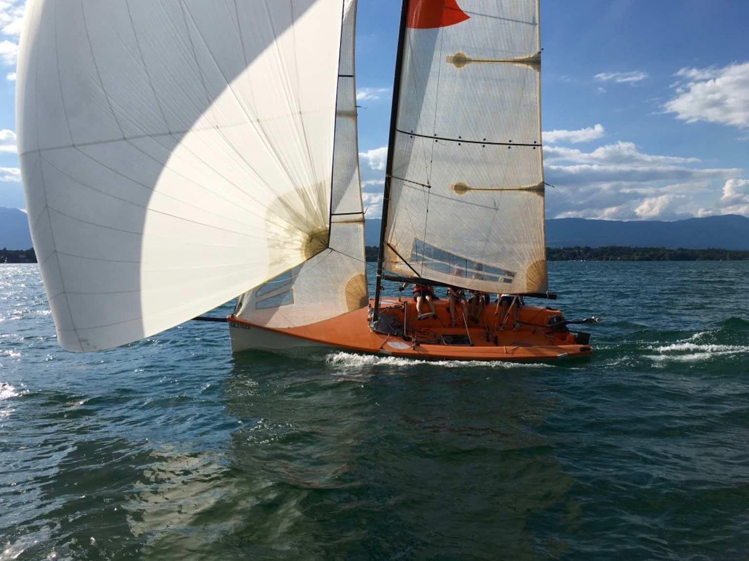 Longtze du Yacht Club de Genève naviguant sous spi