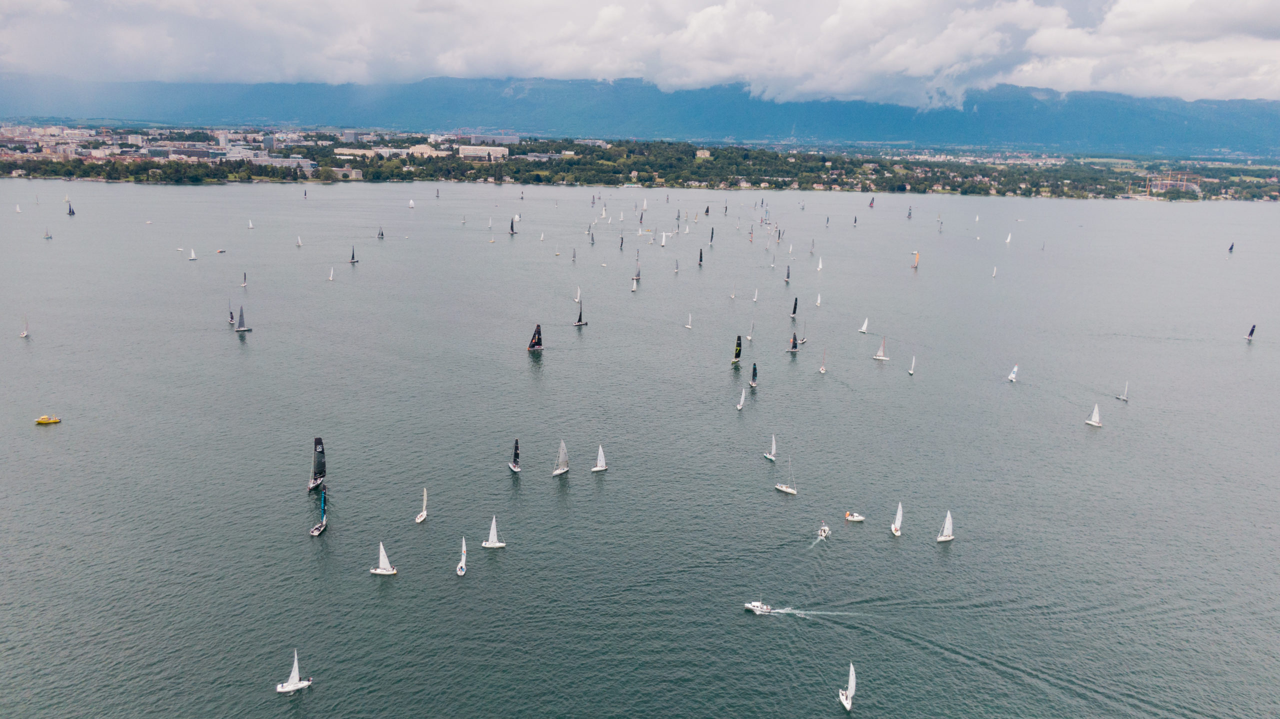 GRG2021_GF-0165 Bouée orange du YCG lors du départ de la Genève-Rolle-Genève 2019